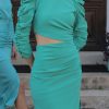 Vestido midi verde esmeralda con mangas drapeadas y abertura cot-out.
