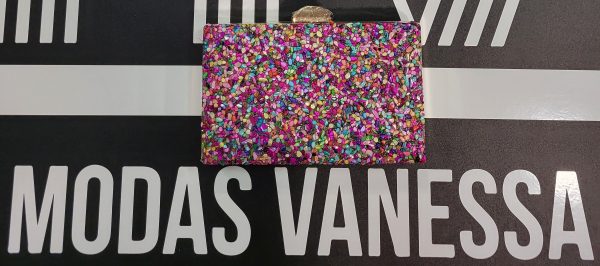 Bolso de fiesta con pedrería multicolor y filo y espalda dorada.