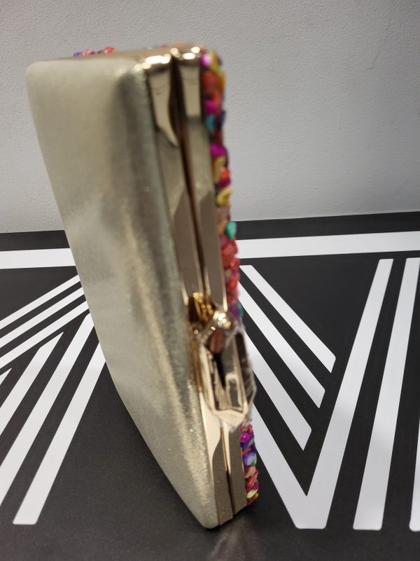 Bolso de fiesta con pedrería multicolor y filo y espalda dorada.