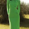 Vestido Midi Brida, verde con abertura cut-out arrriba del lateral de la cadera izquierdo .