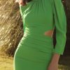Vestido Midi Brida, verde con abertura cut-out arrriba del lateral de la cadera izquierdo .
