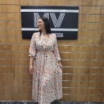 Vestido Gasa con estampado floral naranja y con cintura elástica.