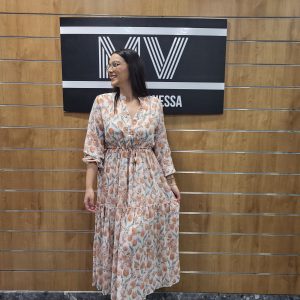 Vestido Gasa con estampado floral naranja y con cintura elástica.