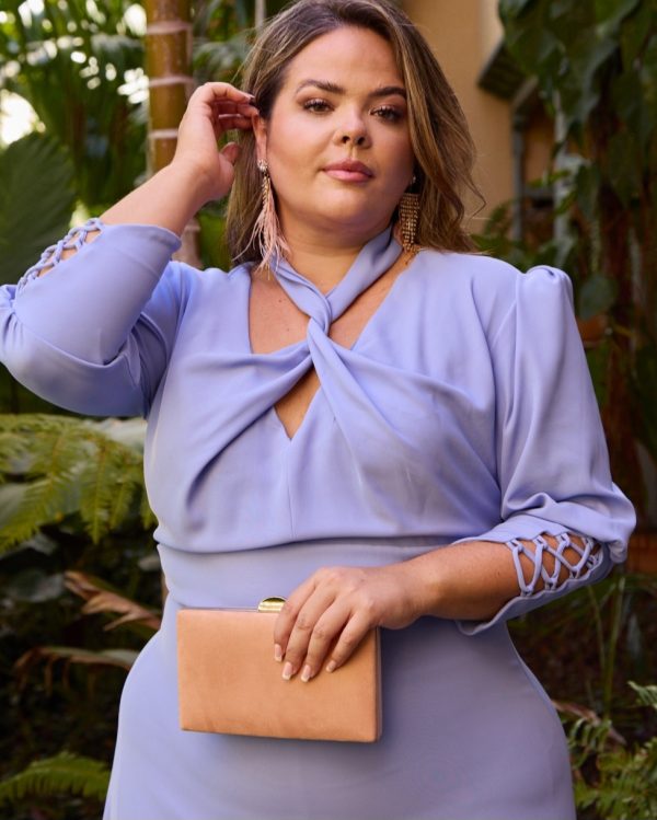 Vestido corto para eventos como bodas o comuniones con nudo en el cuello.