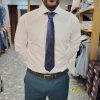 Camisa de traje de chaqueta blanca entallada.