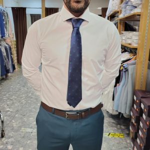 Camisa de traje de chaqueta blanca entallada.