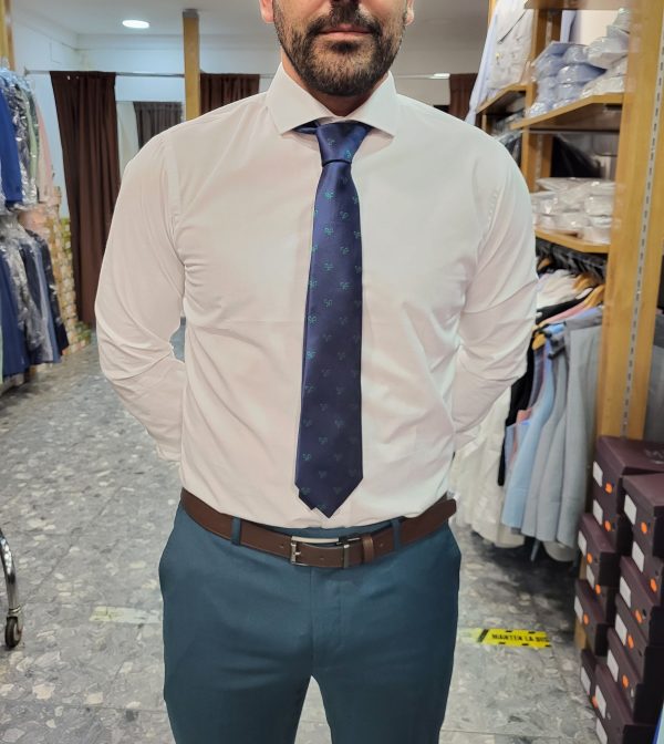 Camisa de traje de chaqueta blanca entallada.